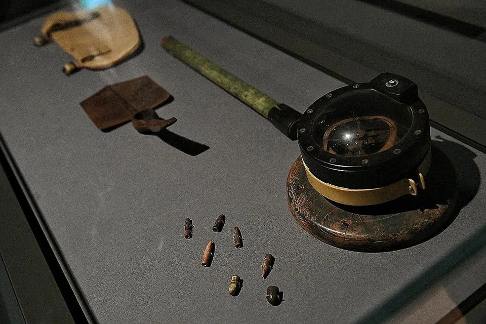 ARTIFAK PERANG: Peluru .303 buatan Britain dan kartrij-kartrij peluru yang ditemui semasa usaha penggalian dijalankan dekat muzium itu, serta sumbangan oleh satu keluarga yang tinggal di Pasir Panjang yang dipercayai digunakan oleh askar-askar Rejimen Melayu semasa pertempuran mereka dengan tentera Jepun di Pasir Panjang sebelum tewas di pertempuran terakhir mereka di Bukit Chandu. 