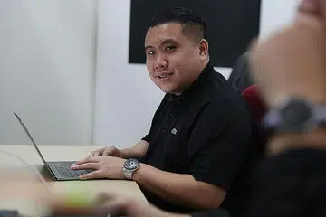 HADAPI CABARAN BARU: Encik Noor Umaizy, 39 tahun, mengikuti kursus permukaan pengguna (UI)/pengalaman pengguna (UX) di General Assembly menerusi program Penempatan Pekerjaan Dalam Bidang Teknologi (TIPP) selama 10 minggu tanpa mendapat gaji. - Foto BH oleh TIMOTHY DAVID