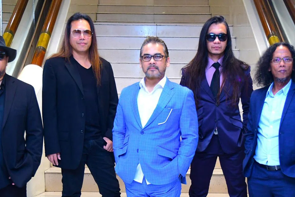 KUMPULAN WINGS: Pemain gitar Wings, Eddie (paling kiri) memberitahu isterinya, Norlela Mohd Yusof, 61 tahun, meninggal dunia Jumaat (7 Julai) akibat komplikasi buah pinggang.