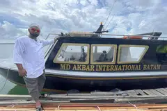 INGIN BANTU MASYARAKAT: Encik Muhamad Akbar Jalit menubuhkan syarikat Md Akbar International Batam sekitar setahun lalu demi membantu warga Singapura yang menghadapi situasi di mana ada ahli keluarga yang meninggal dunia di Batam atau kepulauan Riau lain. Syarikatnya membantu menguruskan jenazah dan kemudian menghantar jenazah kembali ke Singapura melalui bot laju.