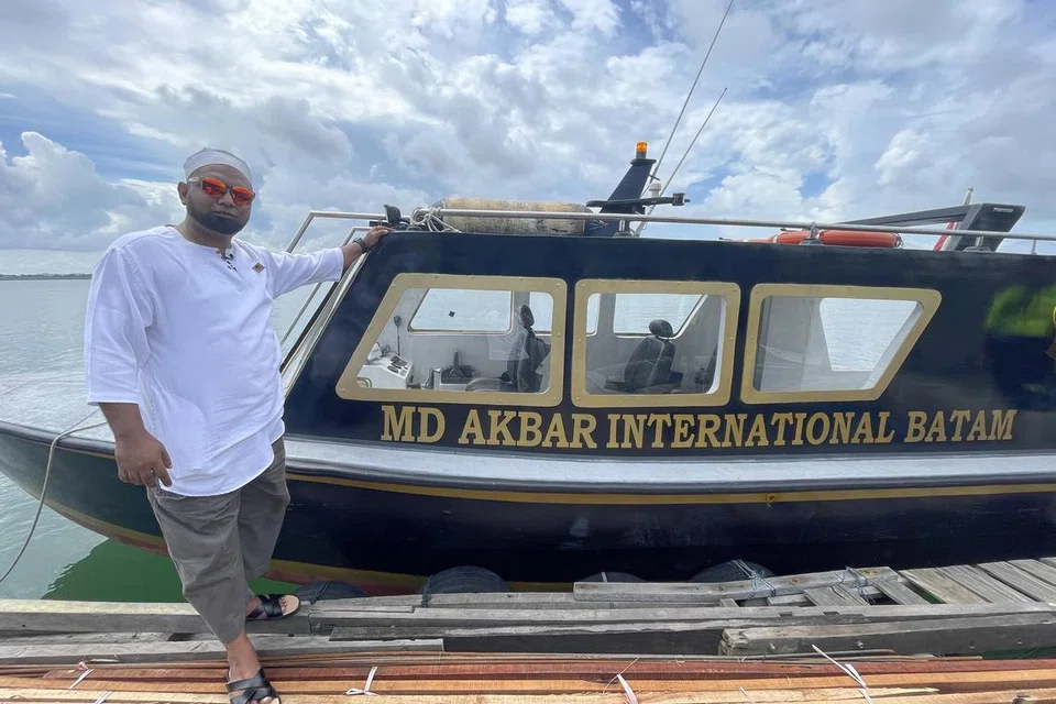 INGIN BANTU MASYARAKAT: Encik Muhamad Akbar Jalit menubuhkan syarikat Md Akbar International Batam sekitar setahun lalu demi membantu warga Singapura yang menghadapi situasi di mana ada ahli keluarga yang meninggal dunia di Batam atau kepulauan Riau lain. Syarikatnya membantu menguruskan jenazah dan kemudian menghantar jenazah kembali ke Singapura melalui bot laju.