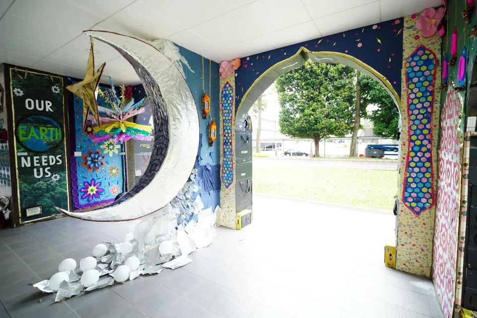 Cik Anitha Tamilmaran, artis bebas, kolong Blok 19 Cantonment Close, hiasan Hari Raya, berasaskan bahan kitar semula