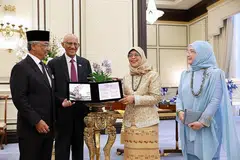 ORKID PENGHORMATAN: (Dari kiri) Yang di-Pertuan Agong Sultan Abdullah Ahmad Shah, Encik Mohamed Abdullah Alhabshee, Presiden Halimah Yacob dan Raja Permaisuri Agong Tunku Azizah Aminah Iskandariah di upacara menamakan orkid Vanda Halimah Yacob Mohamed. - Foto-foto ST