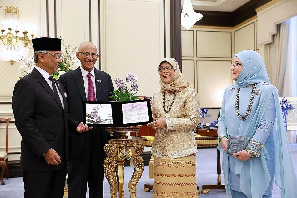 ORKID PENGHORMATAN: (Dari kiri) Yang di-Pertuan Agong Sultan Abdullah Ahmad Shah, Encik Mohamed Abdullah Alhabshee, Presiden Halimah Yacob dan Raja Permaisuri Agong Tunku Azizah Aminah Iskandariah di upacara menamakan orkid Vanda Halimah Yacob Mohamed. - Foto-foto ST