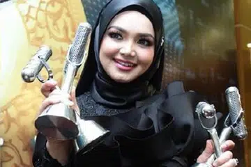 TERUNGGUL: Datuk Siti Nurhaliza membolot lima anugerah dalam Anugerah Industri Muzik (AIM) ke-22 - Album Terbaik, Anugerah Penyanyi Pilihan Malaysia, Lagu Nasyid Terbaik ('Mikraj Cinta'), Persembahan Vokal Terbaik di Dalam Lagu (Wanita) menerusi lagu 'Menatap Dalam Mimpi' serta Susunan Muzik Terbaik Dalam Lagu ('Menatap Dalam Mimpi, Datuk Siti Nurhaliza'). - Foto MEDIA HIBURAN