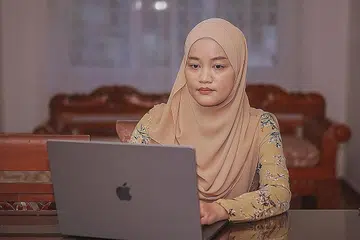 PELBAGAI ILMU: Ustazah Siti Shahidah Suandi memiliki ijazah dalam bidang arkitek landskap dari Universiti Melboune dan Diploma Pengajian Islam (DPI). - Foto BM oleh NUR DIYANA TAHA