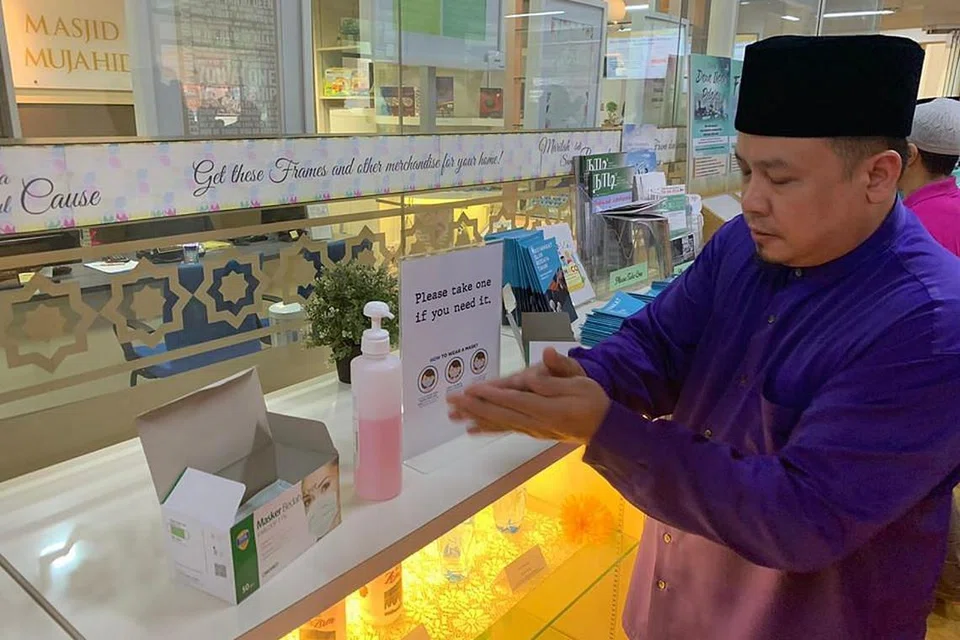SOKONGAN BAGI JEMAAH: Pelitup dan cecair pencuci tangan(Sanitiser) disediakan di Masjid Mujahidin.