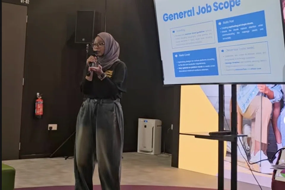 Pereka Digital ‘OMGxBH’, Raja Nurul Huda Raja Ahmad, mengendalikan bengkel kepada pelajar pengajian media dan filem (FMS) Politeknik Ngee Ann (NP).