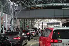 KESESAKAN TRAFIK: Kenderaan meninggalkan Singapura menuju ke Malaysia pada 27 Mei 2023.