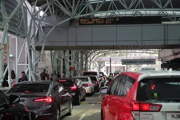 KESESAKAN TRAFIK: Kenderaan meninggalkan Singapura menuju ke Malaysia pada 27 Mei 2023.