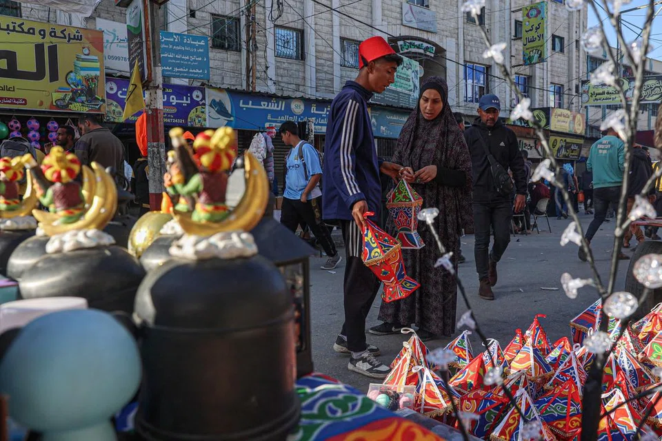 Penjaja dari Palestin menjual lampu tradisional ‘fanous’ sebagai persiapan menjelang Ramadan di Rafah, Gaza, yang sesak dengan penduduk. 