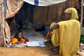 Seorang wanita Sudan yang kehilangan tempat tinggal berehat di dalam tempat perlindungan di kem Zamzam, di Darfur Utara, Sudan, pada 1 Ogos.