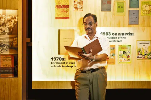 Guru Tamil, Encik Ilango Rama Apaswamy, mendermakan nota sekolah vernakularnya, yang telah diterbitkan semula dalam dua versi untuk pameran.                                 