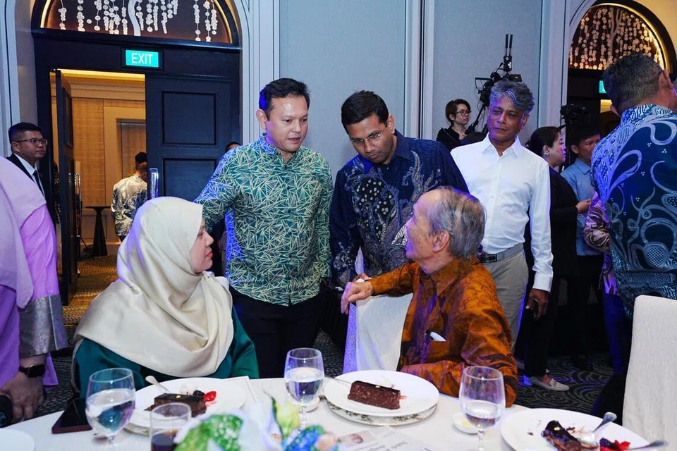 Tetamu saling beramah mesra semasa Majlis Anugerah Jauhari 2025, (dari kiri, mengikut putaran jam) Timbalan Editor Berita BH, Cik Nur Adilah Mahbob; Menteri Negara Kanan (Pertahanan merangkap Kemampanan dan Sekitaran), Encik Zaqy Mohamad; Pengasas dan presiden ‘Roses of Peace’, Encik Mohamed Irshad Abbas Ali; pemain golf veteran, Encik Mohd Said Abdul Latif; dan mantan Editor BH, yang juga mantan Setiausaha Parlimen Kanan, Encik Yatiman Yusof.