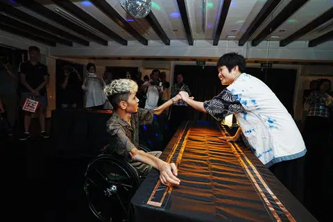 Penggiat seni, Rachel SY Chen (kanan), mereka karya seni ‘DJ Stims at My Tiny Space’ bersama pemuzik kurang upaya, Wheelsmith (kiri) dan Sky Shen (tidak ada dalam gambar). 