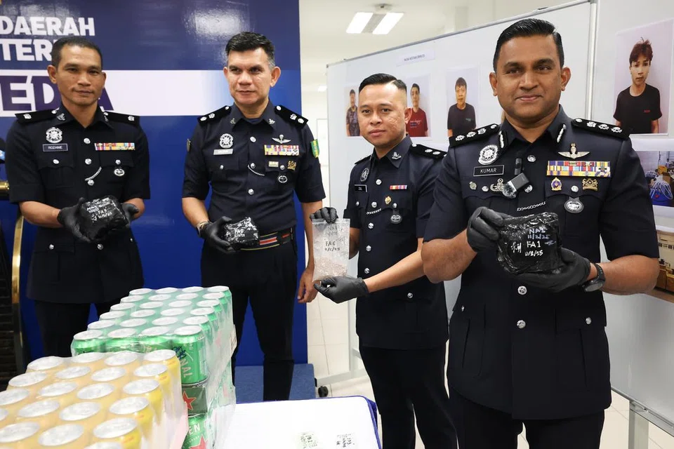 Ketua Polis Iskandar Puteri, ACP M Kumarasan (kanan), bersama anggotanya menunjukkan dadah jenis heroin seberat 1.7 kilogram dan syabu seberat 67.13 gram yang dirampas dalam serbuan di sebuah pangsapuri di Forest City pada 12 Februari lepas, serta berjaya menahan seorang lelaki warga Singapura berusia 39 tahun yang dipercayai berperanan sebagai ‘runner’, dalam sidang media di Ibu Pejabat Polis Daerah Iskandar Puteri pada 12 Februari lalu. 