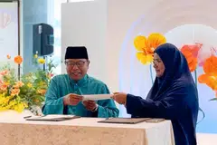 Pengerusi Eksekutif Masjid Ar-Raudhah, Encik Zuraimi Abdul Basheer dan Pengarah Travelwave, Cik Masmunah Abdullah melaksanakan majlis menandatangani sijil komitmen untuk pengumpulan dana menerusi projek “Umrah Beribadah Sambil Beramal” pada 26 September di Mamanda yang terletak di Boon Lay Way.