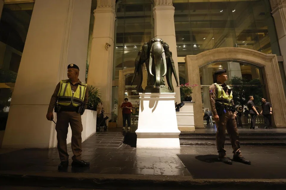 Pegawai polis Thailand mengawal sekitar hotel Grand Hyatt Erawan di Bangkok, Thailand, pada 16 Julai selepas enam mayat ditemui.