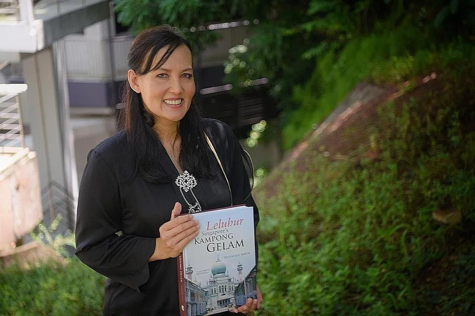 DIIKTIRAF: Buku Cik Hidayah Amin berjudul 'Leluhur: Singapore's Kampong Gelam' telah dipilih sebagai pemenang Hadiah Sejarah Singapura Universiti Nasional Singapura (NUS) 2021. - Foto BH oleh MARK CHEONG