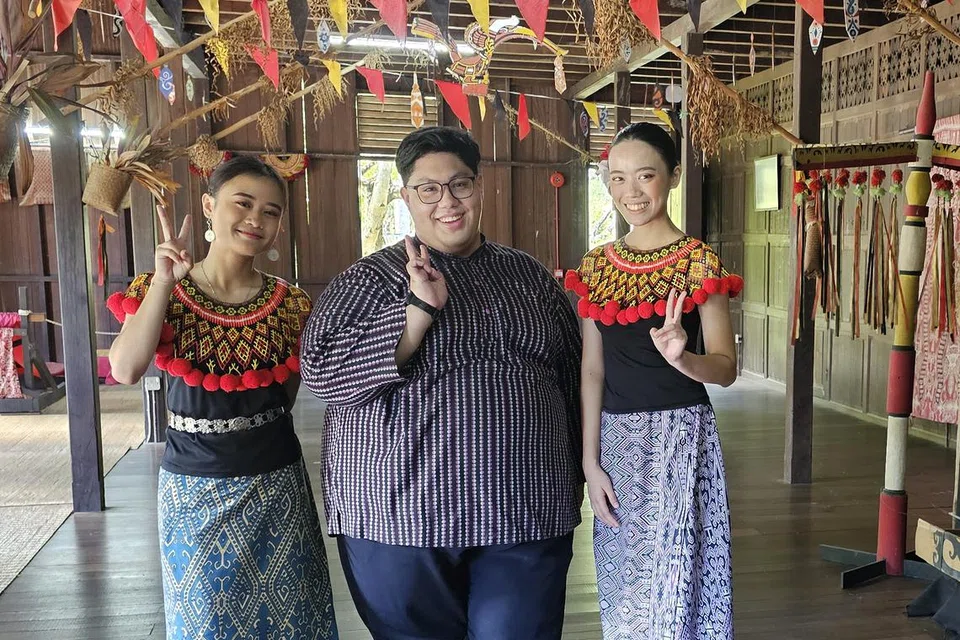 KENALI BUDAYA IBAN: Penulis (tengah) bersama para penari dari suku kaum Iban di dalam sebuah replika rumah panjang Iban. 