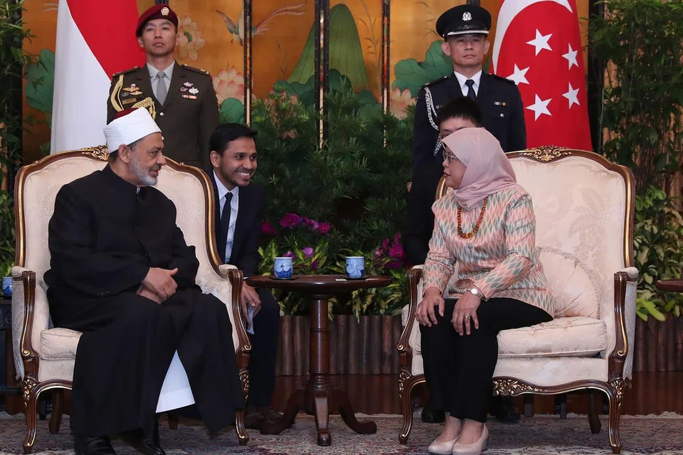 LAWAT SINGAPURA: Imam Besar Universiti Al-Azhar, Dr Syaikh Ahmed Al Tayyeb, melakukan kunjungan ke atas Presiden Halimah Yacob semasa beliau melawat Singapura pada Jun 2018. - Foto FACEBOOK/HALIMAH YACOB