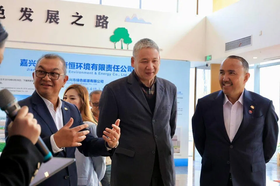 Pengerusi Jawatankuasa Perumahan dan Kerajaan Tempatan Johor, Datuk Mohd Jafni Md Shukor (kanan), ketika lawatan kerja ke sebuah kemudahan mengubah sisa menjadi tenaga (WTE) bertaraf antarabangsa di Shanghai, China.