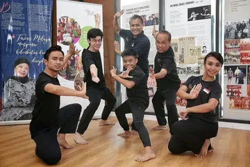 TIGA GENERASI: Produksi tarian yang diilhamkan dari buku pengasasnya, Cik Som Said, bertajuk "Seni Tari di Singapura: Perjalanan Som Said" akan menampilkan tiga generasi penari, sekecil 5 tahun sehinggalah 70 tahun. - Foto-foto BH oleh KEVIN LIM