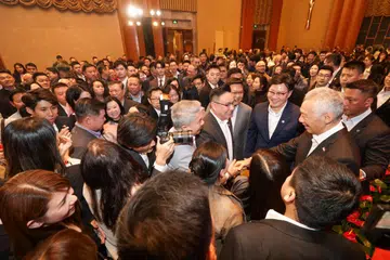 Menteri Kanan, Encik Lee Hsien Loong (kanan, berjabat tangan), berucap kepada hampir 450 warga Singapura yang tinggal di China dalam satu majlis ramah mesra di Shanghai pada 28 November.