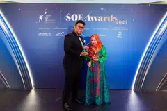 Pengasas The Muscle Remedy Pte Ltd, Encik Muhammad Nursalman Fitri Fareed (kiri), menerima Anugerah Pemula SOE-Neo bersama penerima Anugerah SOE, Cik Fadilah Abdul Majid, pemilik dan Pengarah Urusan, SpaJelita Pte Ltd. 