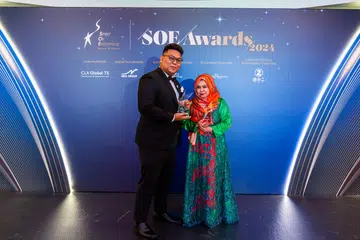 Pengasas The Muscle Remedy Pte Ltd, Encik Muhammad Nursalman Fitri Fareed (kiri), menerima Anugerah Pemula SOE-Neo bersama penerima Anugerah SOE, Cik Fadilah Abdul Majid, pemilik dan Pengarah Urusan, SpaJelita Pte Ltd. 