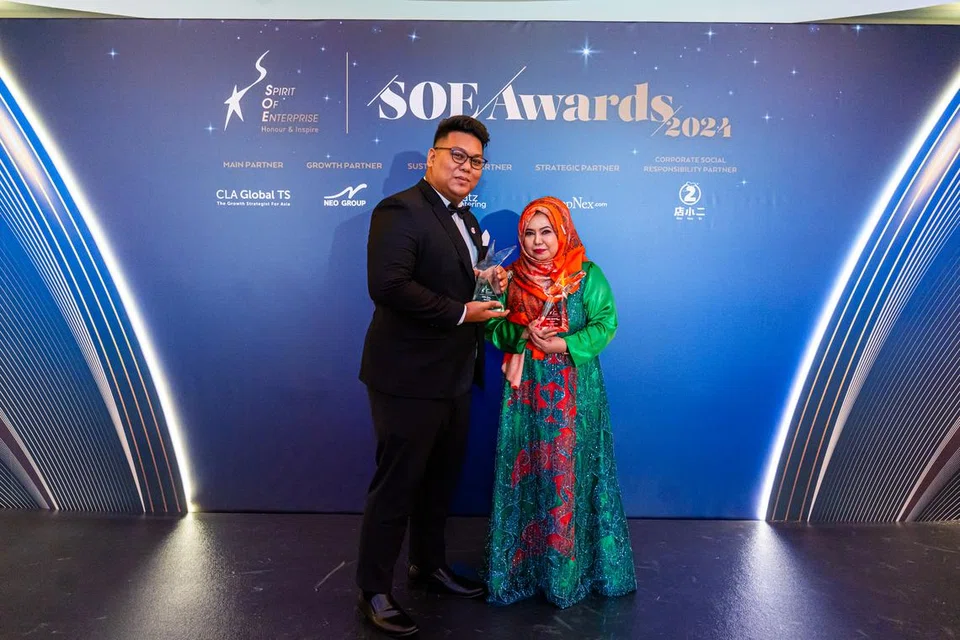 Pengasas The Muscle Remedy Pte Ltd, Encik Muhammad Nursalman Fitri Fareed (kiri), menerima Anugerah Pemula SOE-Neo bersama penerima Anugerah SOE, Cik Fadilah Abdul Majid, pemilik dan Pengarah Urusan, SpaJelita Pte Ltd. 