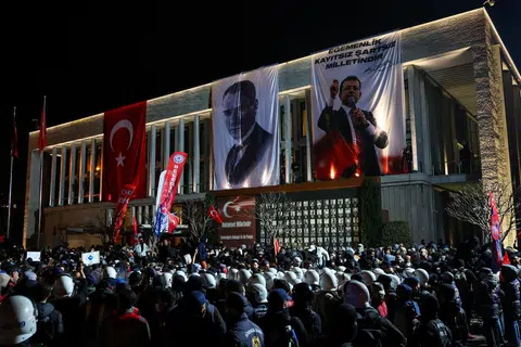 Anggota polis berkawal ketika orang ramai menyertai protes membantah penahanan Datuk Bandar Istanbul, Ekrem Imamoglu, yang disiasat atas dakwaan rasuah, di hadapan bangunan Perbandaran Metropolitan Istanbul, di Istanbul, Turkey, pada 26 Mac 2025.