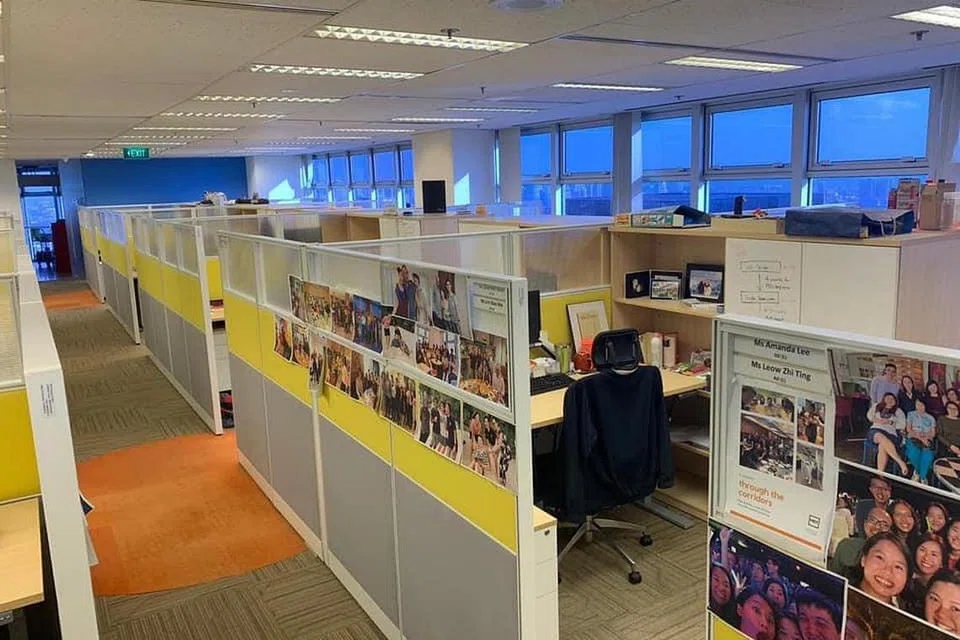 DIGAMIT NOSTALGIA: Encik Ong Ye Kung yang kembali bertugas di Bangunan PSA merakam kenangan ruang yang pernah menjadi pejabatnya sekitar 28 tahun lalu di Kementerian Perhubungan. 