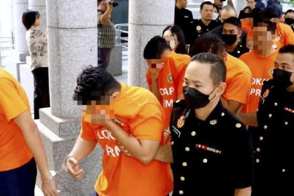 Seramai 12 individu termasuk pengarah syarikat perunding kewangan disyaki terbabit rasuah dan pengubahan wang haram telah ditahan Suruhanjaya Pencegahan Rasuah Malaysia (SPRM) menerusi Op Sky di Kuala Lumpur.