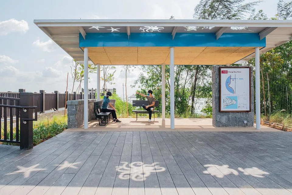 Pengunjung boleh berehat di tempat berteduh yang dikuasa solar dan juga menikmati pemandangan indah di Changi Bay Point, antara tempat rehat di Laluan Keliling Pulau. 