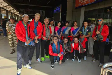 Pasukan sepak takraw Singapura, selamat mendarat di India untuk Piala Dunia Sepak Takraw. (baris belakang, dari kiri) Muhammad Khairilshamy Shamsudin,  Zaihirrman Zaharudin, jurulatih Salleh Nanang, (dari kanan) penolong jurulatih Nur Hisham Adam, Akmal Musyarraf Rostam, (baris depan,dari kiri) Youri Adli Fathullah Ahmadi,Abdul Hammirruddin Noor dan kapten pasukan,  Muhammad Danish Irfan Muhamad Faizal.