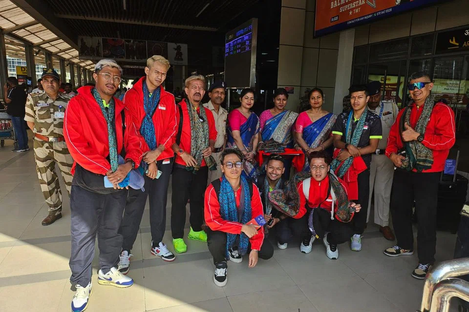 Pasukan sepak takraw Singapura, selamat mendarat di India untuk Piala Dunia Sepak Takraw. (baris belakang, dari kiri) Muhammad Khairilshamy Shamsudin,  Zaihirrman Zaharudin, jurulatih Salleh Nanang, (dari kanan) penolong jurulatih Nur Hisham Adam, Akmal Musyarraf Rostam, (baris depan,dari kiri) Youri Adli Fathullah Ahmadi,Abdul Hammirruddin Noor dan kapten pasukan,  Muhammad Danish Irfan Muhamad Faizal.