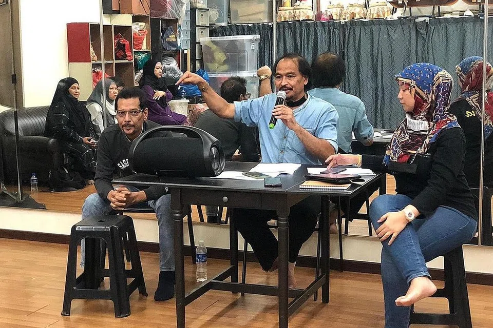 DARI PELAKON KE PENGARAH: Azman Shariff (tengah) terapkan dalam diri pelakon bangsawan Puteri Dewi Gemala keupayaan meluah rasa dalaman untuk hidupkan watak di kayangan. - Foto SRIWANA