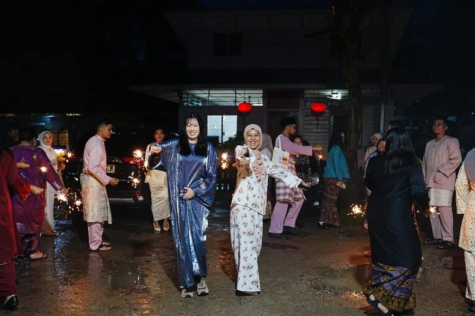 Suasana beraya di kampung dapat dinikmati sekumpulan belia dan karyawan muda sempena perjumpaan Raya wadah digital, OMGxBH, di Kampong Lorong Buangkok pada 19 April.