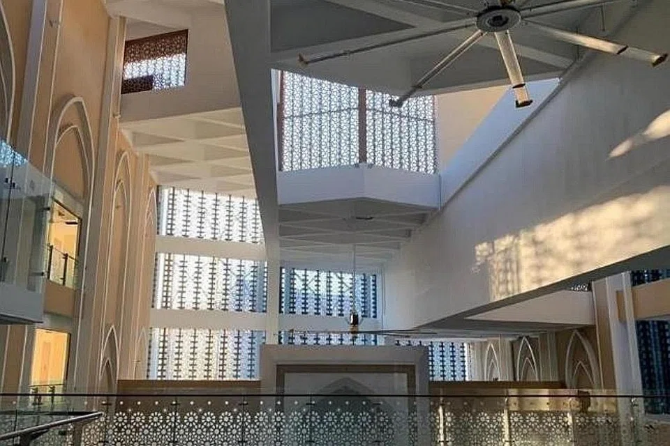 KINI MASJID TERBESAR: Masjid Darul Ghufran akan dibuka semula mulai solat Jumaat hari ini dan boleh menampung 5,500 jemaah. - Foto MUIS