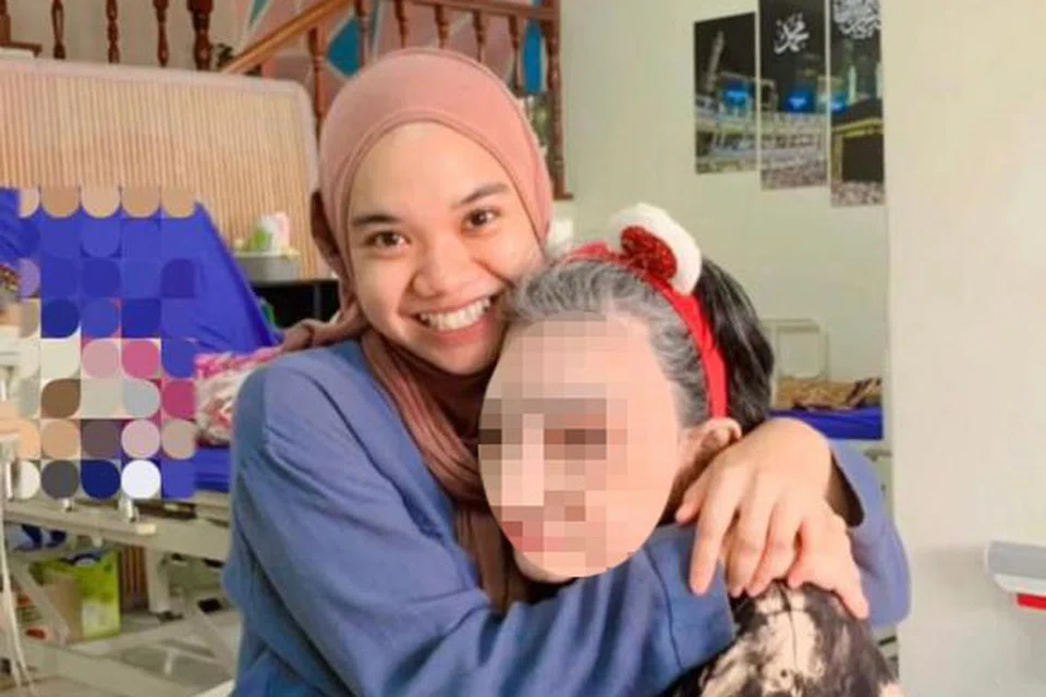 TUGAS MENCABAR: Menjaga warga emas yang bermasalah kesihatan dan tidak lagi berdaya mengurus diri bukan satu tugas mudah, namun digalas baik oleh Cik Najwa Natasya Mat Ramli.