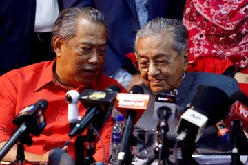 TIDAK YAKIN: Dr Mahathir (kanan) dan Pakatan Harapan menegaskan bukan Tan Sri Muhyiddin Yassin (kiri) atau Perikatan Nasional yang mendapat sokongan majoriti Anggota Parlimen. - Foto REUTERS