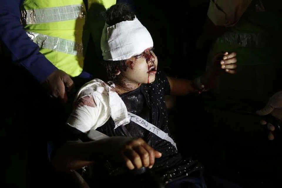 Seorang mangsa kanak-kanak serangan maut di Lahore pada Ahad (27 Mac) dikejakan ke hospital. 