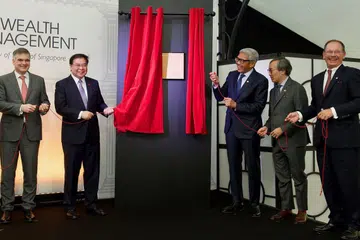 PELUASAN BANK: Encik Bahren (tiga dari kanan) dan Encik Tsien (empat dari kanan) membuka tirai bagi merasmikan pembukaan BOS Wealth Management Europe S.A di Luxembourg. - Foto BANK OF SINGAPORE