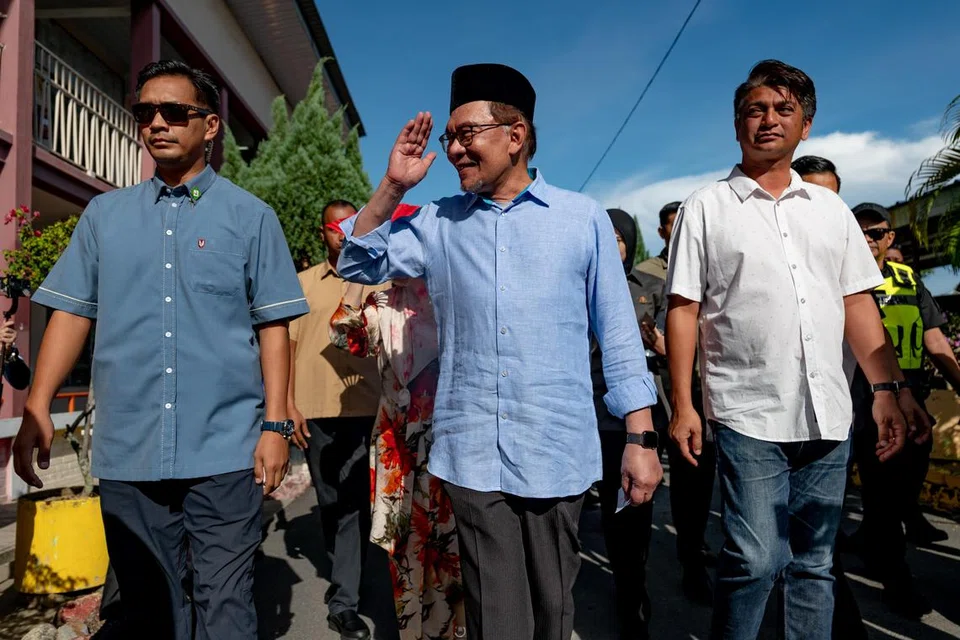 BERPERAWAKAN SEDERHANA: Perdana Menteri, Datuk Seri Anwar Ibrahim (tengah), memaparkan perwatakan sederhananya sebagai imej baru seorang perdana menteri Malaysia.