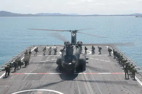Dalam operasi hutan, anggota tentera menaiki helikopter, Chinook CH-47F, dari kapal pemunggah darat (LST). Ia membawa mereka menuju ke kawasan darat di Freshwater Bay dengan diiringi helikopter penyerang, Apache AH-64D.