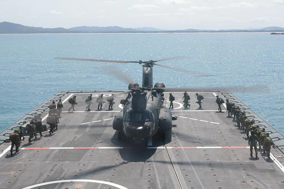 Dalam operasi hutan, anggota tentera menaiki helikopter, Chinook CH-47F, dari kapal pemunggah darat (LST). Ia membawa mereka menuju ke kawasan darat di Freshwater Bay dengan diiringi helikopter penyerang, Apache AH-64D.