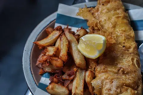 Hidangan ikan goreng dan kentang atau fish and chips dengan dua pilihan ikan, iaitu ikan hoke atau halibut.