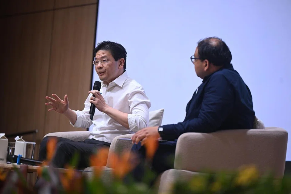 Perdana Menteri, Encik Lawrence Wong (kiri), di dialog Siri Penceramah Terkemuka Singapore Press Club, dengan topik ‘Singapura pada Usia 61: Apakah yang Menanti di Hadapan?’, yang diadakan di SPH Media pada 8 Jun. Bersama beliau ialah moderator, naib presiden Singapore Press Club dan Editor Bersekutu di akhbar The Straits Times, Encik Zakir Hussain.