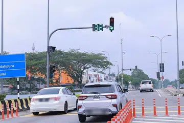 Sistem lampu isyarat pintar menggunakan sensor, kamera litar tertutup berasaskan kecerdasan buatan, pemasa dan alat kawalan untuk menyelaraskan tempoh lampu antara persimpangan berdasarkan jumlah kenderaan.